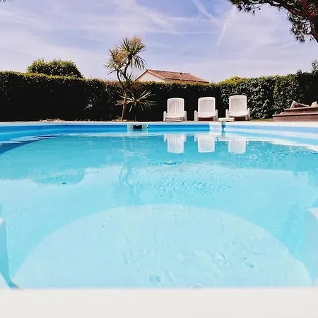 68, Piscine Chauffée à 2 Pas De L'océan Maison d'hôtes *